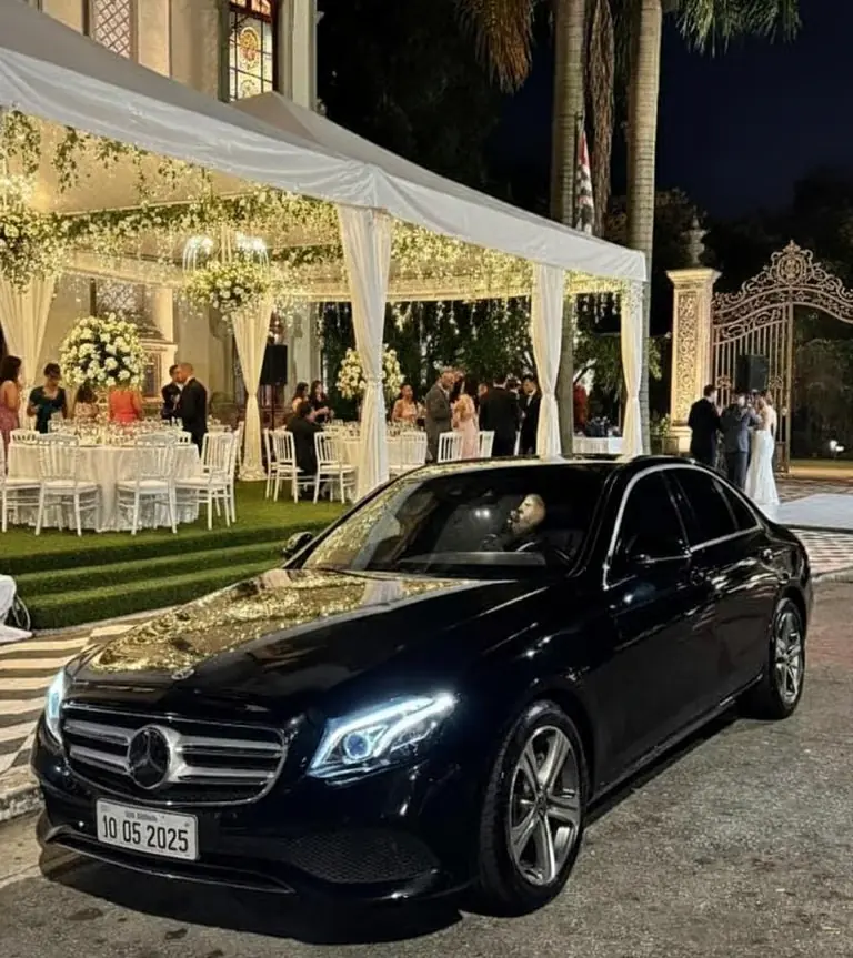 Sedan de luxo na entrada da recepção, à noite