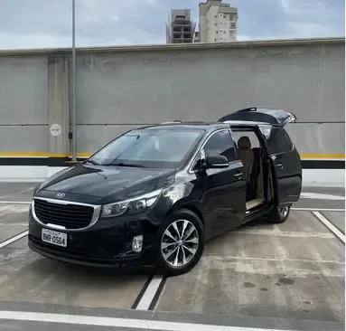 Minivan com porta aberta