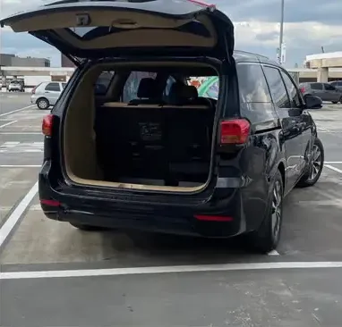 Minivan carregada com as malas do cruzeiro