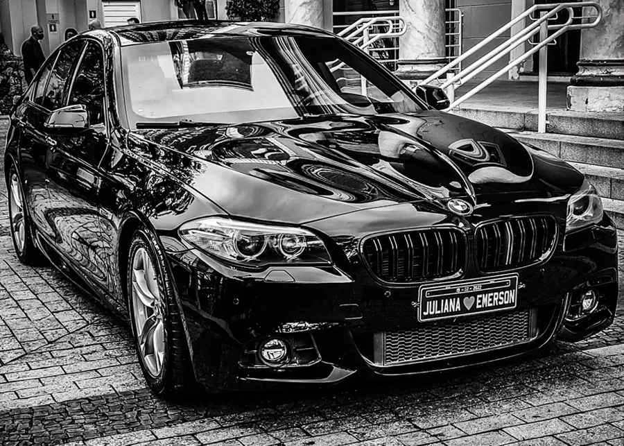Sedan decorado com a placa dos noivos