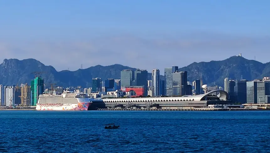 Navio atracado no terminal de Santos